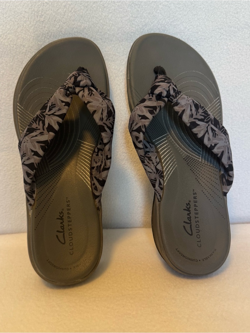 Clarks Cloudsteppers Arla Glison Sandals Gray Floral Cushion Soft Wedge Size 7